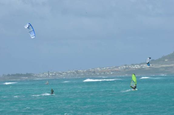 Aproveitando o vento para praticar windsurf e kitesurf em Lanikai Beach, na costa leste de Oahu, no Havaí